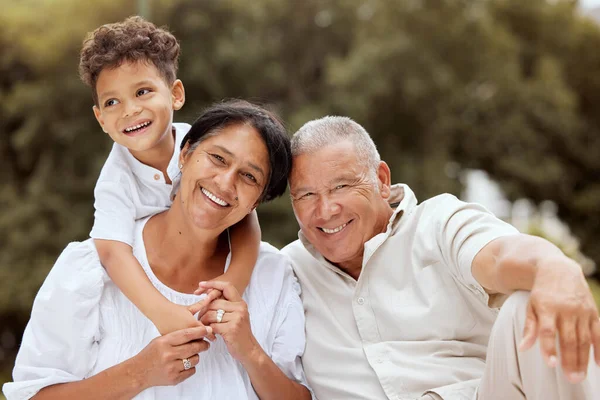 Familie Portret Ontspanning Een Park Met Grootouders Kleinkind Spelen Lachen — Stockfoto