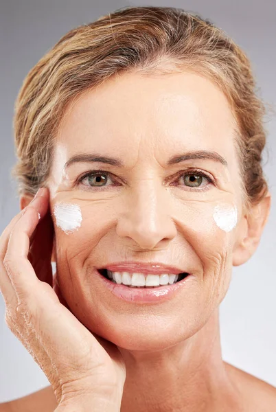 成熟女性 防晒霜或面霜护肤常规在工作室背景下的面部健康或保健或防晒 用Spf修饰产品或胶原蛋白放大 微笑或快乐的美容模型 — 图库照片