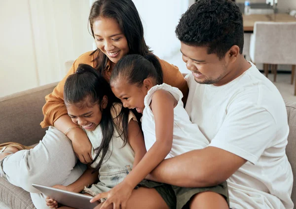 Tablet Pihenés Ázsiai Család Gyerekekkel Kanapén Filmet Nézni Online Együtt — Stock Fotó