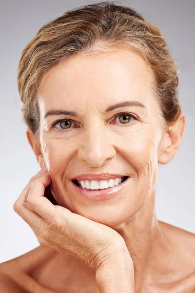 Skincare Wajah Dan Potret Wanita Senior Studio Dengan Kecantikan Kosmetik — Stok Foto