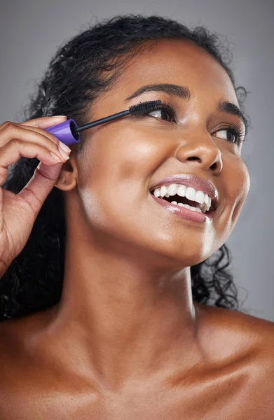 Schoonheid Make Zwarte Vrouw Studio Met Mascara Cosmetica Product Verzorging — Stockfoto