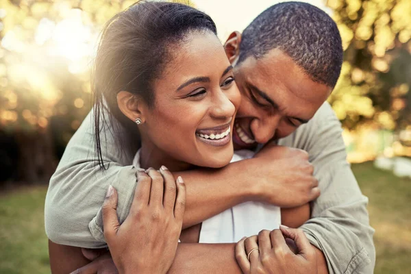 黑人夫妇 拥抱幸福的微笑 对婚姻 恋爱和户外生活充满自信 男人和女人都喜欢度假 拥抱和举行结婚周年纪念日 — 图库照片