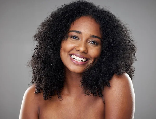 Szczęśliwy Uśmiech Portret Młodej Kobiety Czystymi Pięknymi Naturalnymi Włosami Studiu — Zdjęcie stockowe