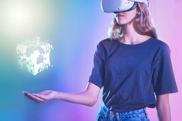 Metaverso Mulher Com Holograma Mão Para Jogos Futuristas Realidade Virtual — Fotografia de Stock