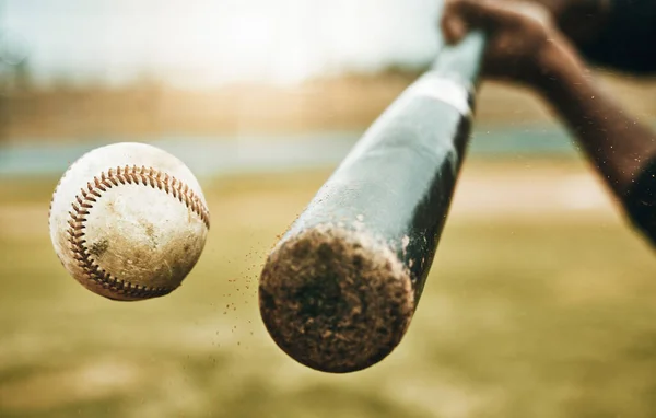 Baseball Találat Sport Sportoló Szabadtéri Pályán Baseball Ütővel Üti Labdát — Stock Fotó