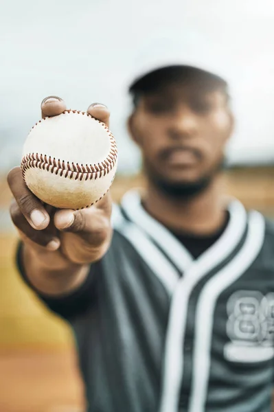 スポーツ 野球や試合 パフォーマンスの競争やフィットネスの練習のためのボールを持つ男の手 ソフトボールの動機 トレーニング ワークアウトの準備ができている選手の焦点と肖像画 — ストック写真