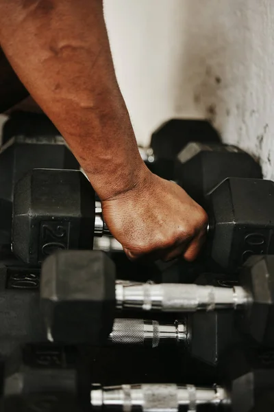 Mão Haltere Fitness Com Homem Fisiculturista Ginásio Para Exercício Treinamento — Fotografia de Stock