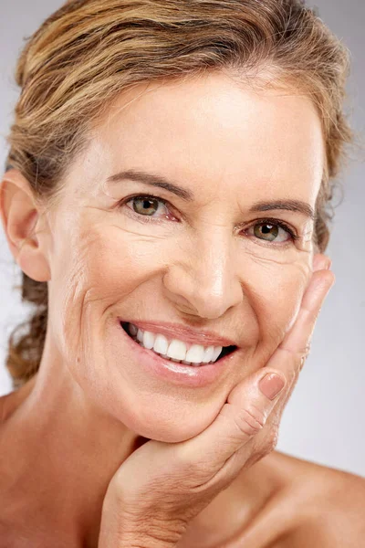 在演播室背景下 对快乐的老年妇女的皮肤护理 美容美感和面部表情进行了研究 化妆品 抗衰老和女士微笑 以促进肉毒杆菌中毒后的健康 自爱和皮肤健康 — 图库照片