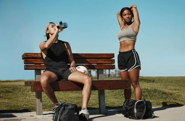 妇女和健身者在训练 锻炼和锻炼后可因伸展身体 喝水或肌肉恢复而休息 在自然花园公园暖身的足球运动员 运动朋友或足球运动员 — 图库照片