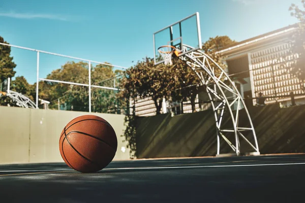 バスケットボール 屋外や運動競技やレクリエーション低角度のための床にボールを持つ裁判所 心臓やスポーツ 試合やワークアウトのためのバスケットと空のバスケットボールコートの地面 — ストック写真