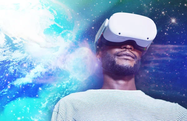 Virtuális Valóság Futurisztikus Fekete Ember Játszik Játék Egy Galaxis Metaverse — Stock Fotó