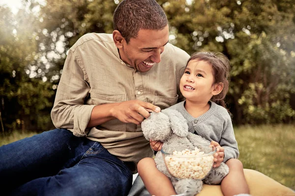 Vader Meisje Popcorn Eten Van Een Gelukkig Kind Ouder Buiten — Stockfoto