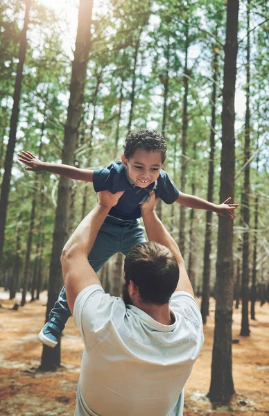 Bosque Adopción Amor Padre Levantando Hijo Para Jugar Alas Avión — Foto de Stock
