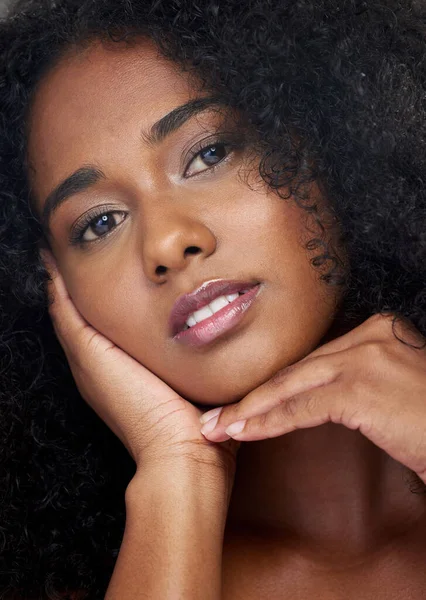 Czarna Kobieta Twarz Skóra Pielęgnacja Skóry Piękno Naturalne Włosy Makijaż — Zdjęcie stockowe