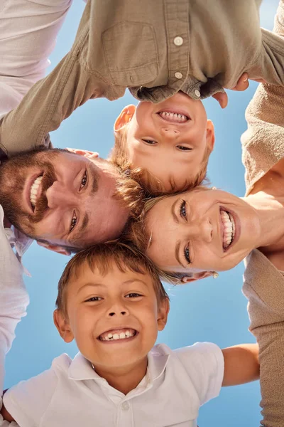Сімейна Любов Літній Портрет Небо Природі Щасливі Діти Батьками Блакитне — стокове фото