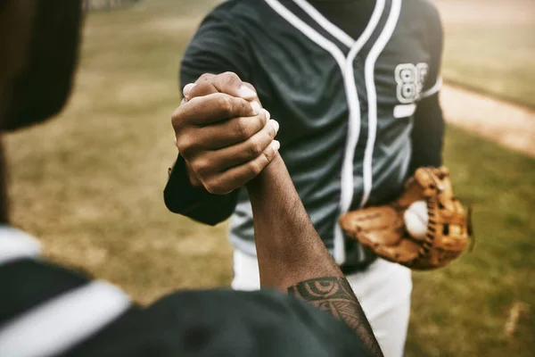 Beyzbol Tokalaşma Erkekler Hoş Geldin Demek Için Sıkışıyor Teşekkür Ediyor — Stok fotoğraf