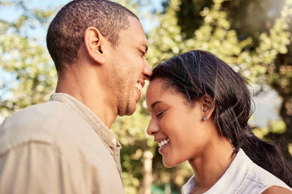 Amor Pareja Negra Ser Feliz Sonreír Unirse Para Relación Matrimonio —  Fotos de Stock