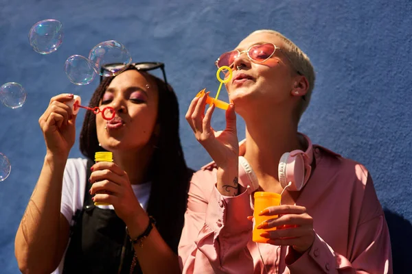 Sprängande Bubblor Gör Oss Lyckliga Två Attraktiva Unga Kvinnor Sitter — Stockfoto