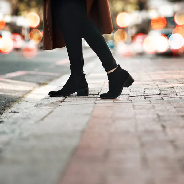 Passear Pela Cidade Uma Mulher Irreconhecível Lado Rua Enquanto Passeia — Fotografia de Stock