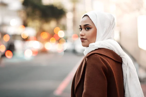 Viaje Sem Arrependimentos Uma Jovem Atraente Vestindo Hijab Sozinho Enquanto — Fotografia de Stock