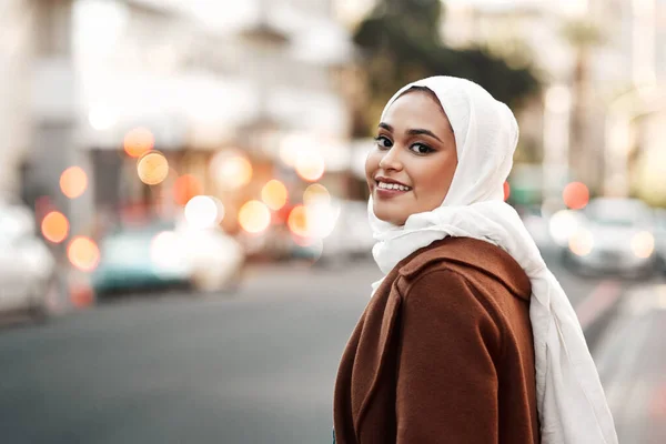 Viajar Acende Fogo Minha Alma Uma Jovem Atraente Vestindo Hijab — Fotografia de Stock
