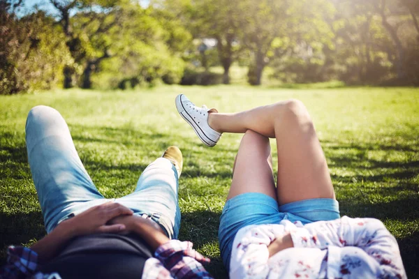 これが脱出だ 公園の芝生の上に寝そべっている若いカップルが — ストック写真