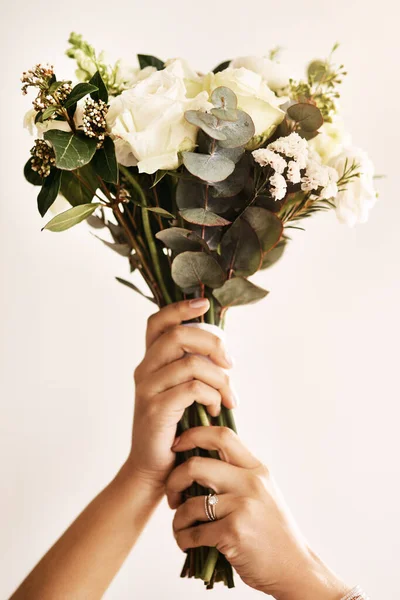 Samotne Panie Szykują Się Nierozpoznawalna Panna Młoda Trzymająca Bukiet Kwiatów — Zdjęcie stockowe