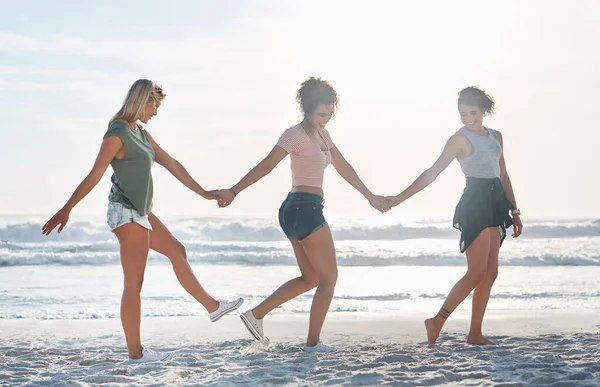 Htiyacımız Olan Tek Şey Yaz Birbirimiz Arkadaş Günü Plajda Geçiriyorlar — Stok fotoğraf
