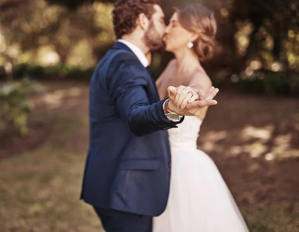 Ezen Napon Egyesültünk Egy Felismerhetetlen Friss Házaspár Csókolózik Miközben Fogják — Stock Fotó
