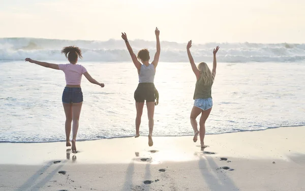 Para Água Que Vamos Três Amigos Passando Dia Praia — Fotografia de Stock