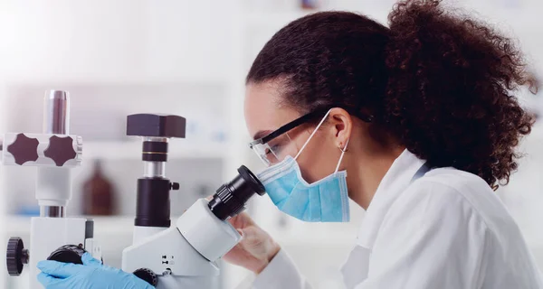Tudomány Világa Mindenkit Kíváncsivá Tesz Egy Fiatal Tudós Mikroszkóppal Laborban — Stock Fotó
