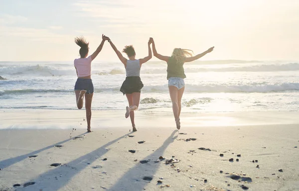 Κανείς Δεν Αγαπάει Την Παραλία Όσο Εμείς Τρεις Φίλοι Που — Φωτογραφία Αρχείου