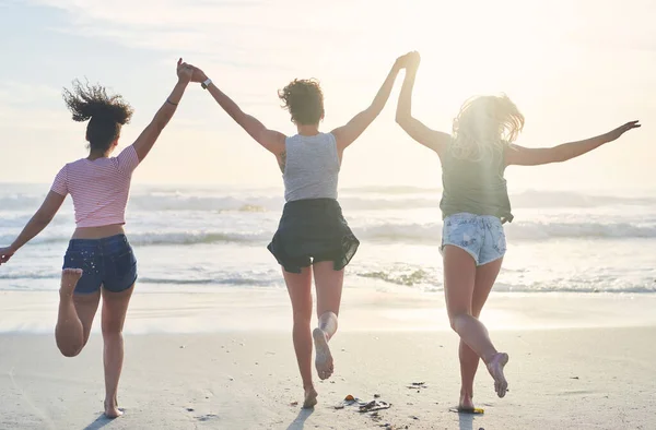Saia Com Diversão Neste Verão Três Amigos Passando Dia Praia — Fotografia de Stock