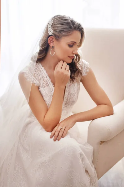 思考ではなく 2番目の思考 魅力的な若い花嫁が一人でドレッシングルームに座って結婚式の前に — ストック写真