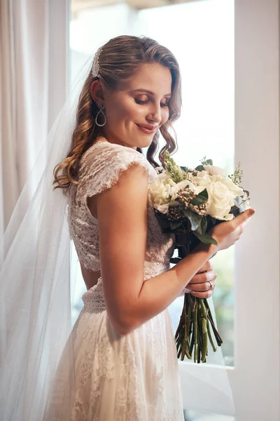 Flowers Compliment Her Dress Perfectly Attractive Young Bride Standing Alone — Stock Photo, Image
