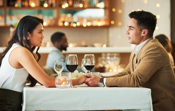 로맨틱 데이트가 그들의 것이죠 레스토랑에서 식탁에 — 스톡 사진