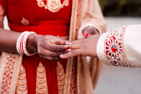 この指輪は君への愛の証だ 結婚式の日に新郎の指に指輪を滑り込ませ — ストック写真