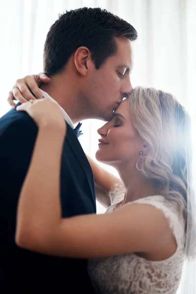 愛があるところに生命があります 結婚式の後彼の妻と額で愛情を込めてキスをするハンサムな若い新郎 — ストック写真