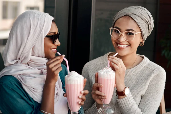 我只是喜欢这种味道 两个心地善良的年轻女孩穿着头巾 在咖啡店里一起挤奶 — 图库照片