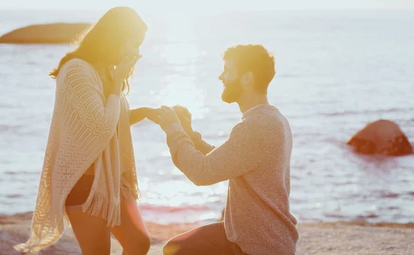 Este Começo Algo Bonito Jovem Pedindo Casamento Sua Namorada Praia — Fotografia de Stock