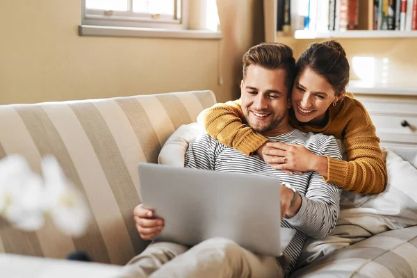 Que Estás Ler Jovem Casal Usando Laptop Enquanto Relaxa Casa — Fotografia de Stock
