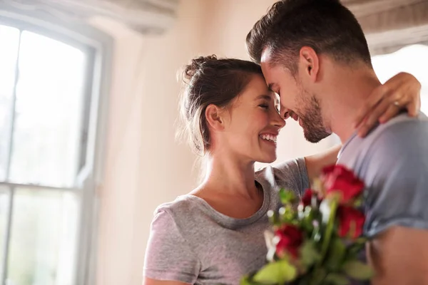 Always Treat Your Lady Special Young Man Surprising His Girlfriend — Stock Photo, Image