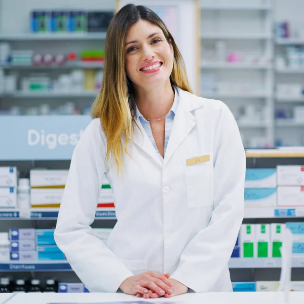 Man Kan Att Hon Medkännande Och Omtänksam Kvinnlig Farmaceut Som — Stockfoto