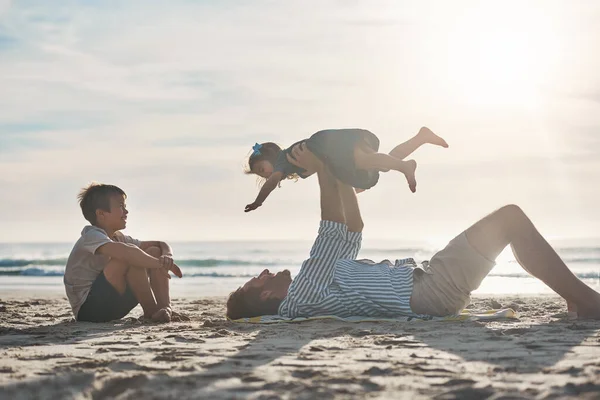 我的孩子从一开始就是个幸运儿 在海滩上和他的两个孩子在一起一天的充满爱心的成熟父亲 — 图库照片