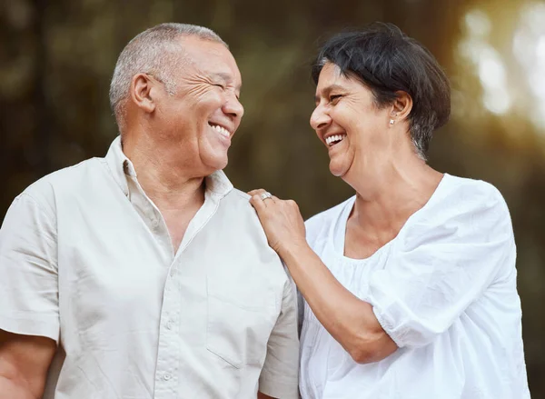 Starszy Para Postawa Małżeńska Szczęśliwego Uśmiechu Ludzi Naturze Uściskiem Szczęście — Zdjęcie stockowe