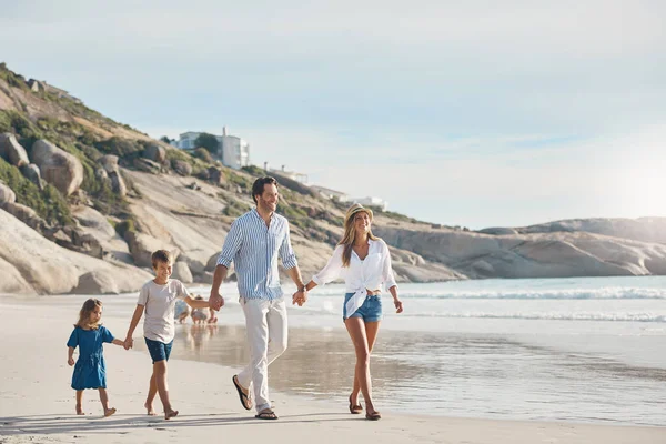 行こう 2人の子供と一緒に幸せなカップルの手を握り ビーチを歩くフル長さのショット — ストック写真