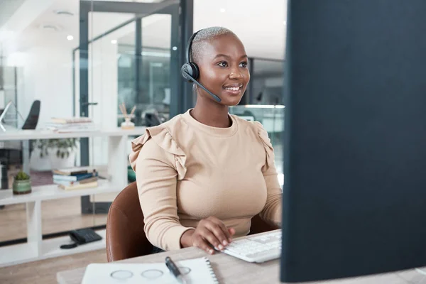 コールセンターエージェント 黒人女性とコンサルティング コンピュータ上のヘッドセットのサポートやアドバイス お問い合わせ コンサルタントまたはテレマーケティング カスタマーサービス事業者または南アフリカの労働者オフィス — ストック写真