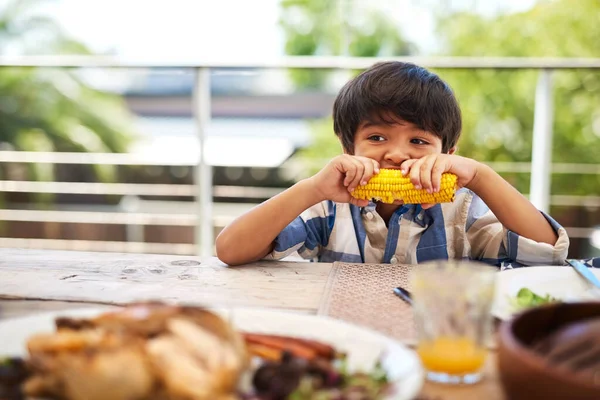 Nada Sabe Mejor Que Vegetal Amarillo Niño Adorable Comiendo Una — Foto de Stock