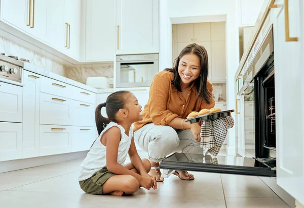 Asian Mom Girl Kitchen Oven Baking Cupcakes Stove Happy Home — Stock Photo, Image