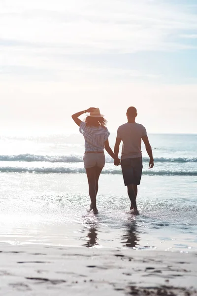 世界はとても明るく美しいここ ビーチを歩いている若いカップルのレビューショット — ストック写真